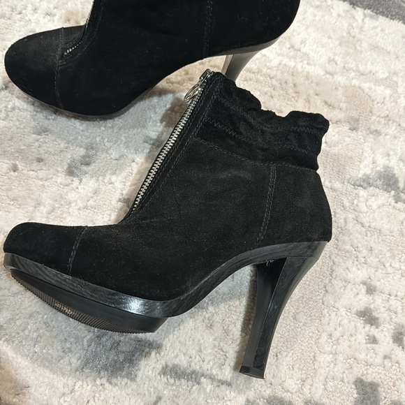 Michael
Michael Kors booties - Picture 2 of 2